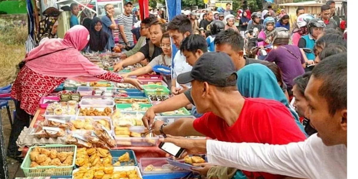 Warga Kecamatan Matraman ngabuburit menjelang buka puasa